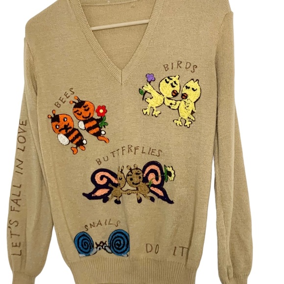 Embroidered v-neck pull-over sweater - Picture 3 of 9